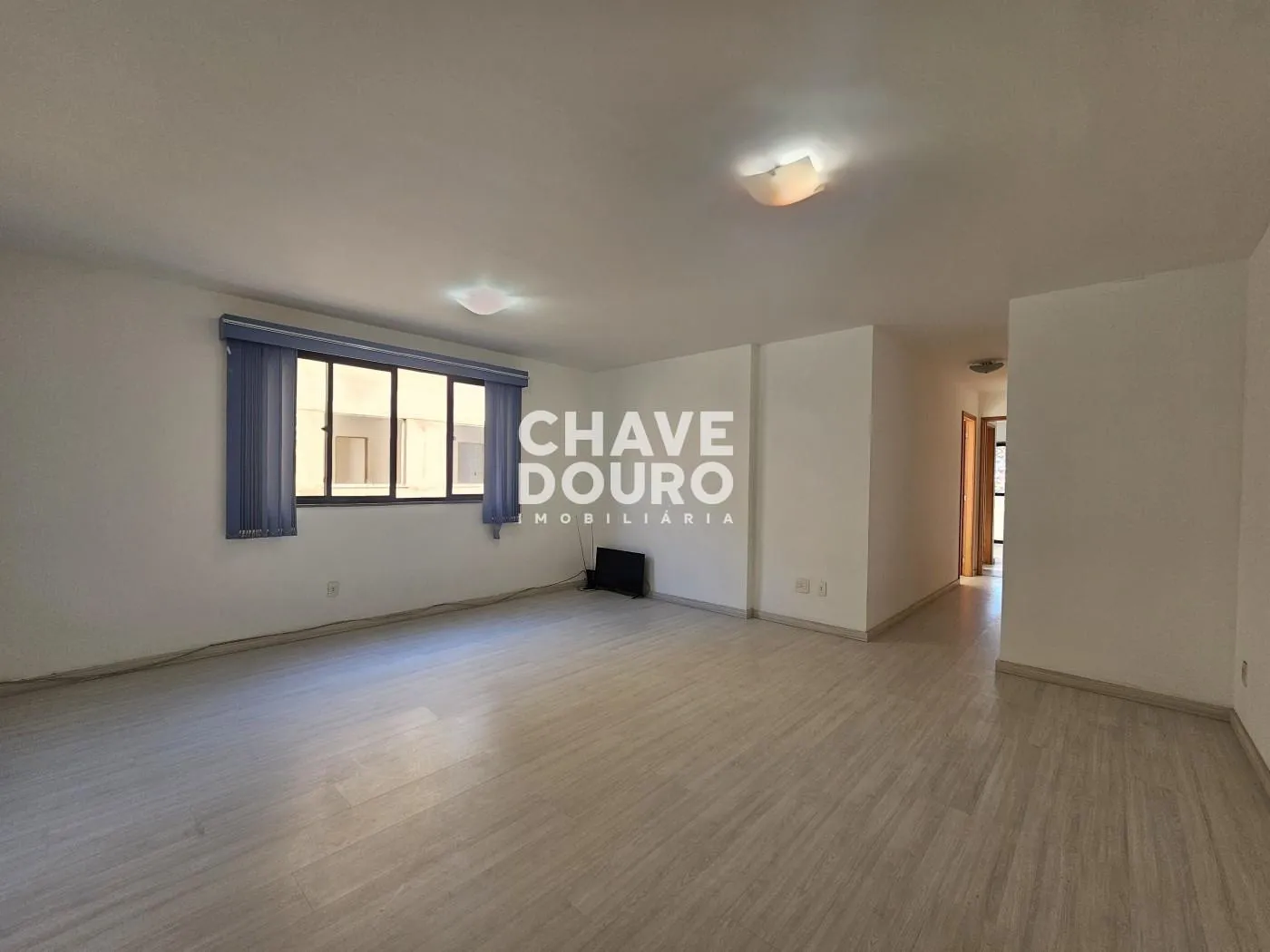 Imagem Apartamento de 2 Quartos (sendo 1 suíte com varanda) + Dependência e 1 Vaga