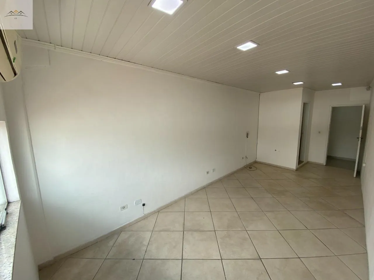 Imagem Sala Comercial para alugar no Centro de Osasco 30m² 1 wc com ar condicionado.