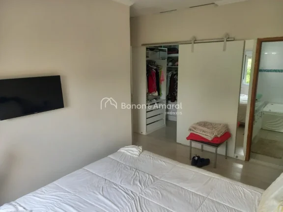 Imagem Linda e espaçosa casa em rua sem saída, lugar muito tranquilo e acessível. A residência possui 3...