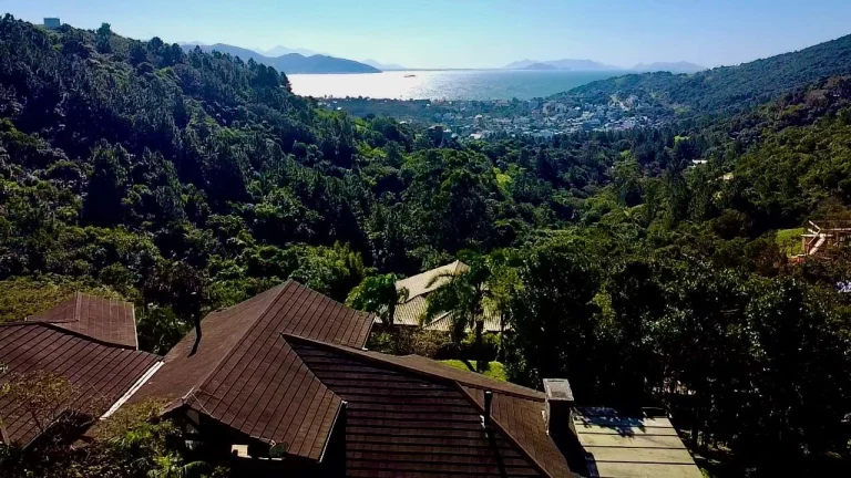 Imagem Imóvel de Luxo na Praia da Silveira: Casa com 3 Quartos, 1 Suíte e Garagem em Garopaba-SC!