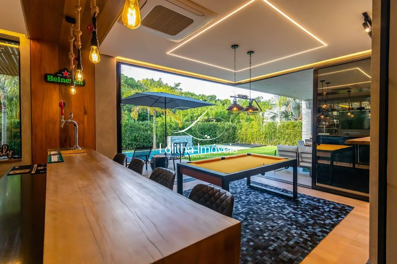 Imagem CASA COM 4 SUÍTES À VENDA EM JURERÊ INTERNACIONAL - FLORIANÓPOLIS/SC