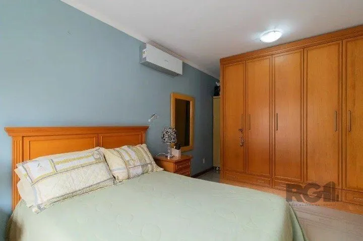 Imagem Casa em condomínio na zona sul, 3 quartos, suíte, lareira, churrasqueira, 2 vagas de garagem coberta.