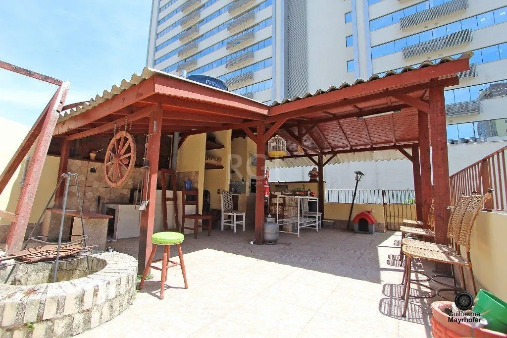 Imagem Casa para Venda - 300m², 6 dormitórios, sendo 1 suites, 3 vagas - Menino Deus