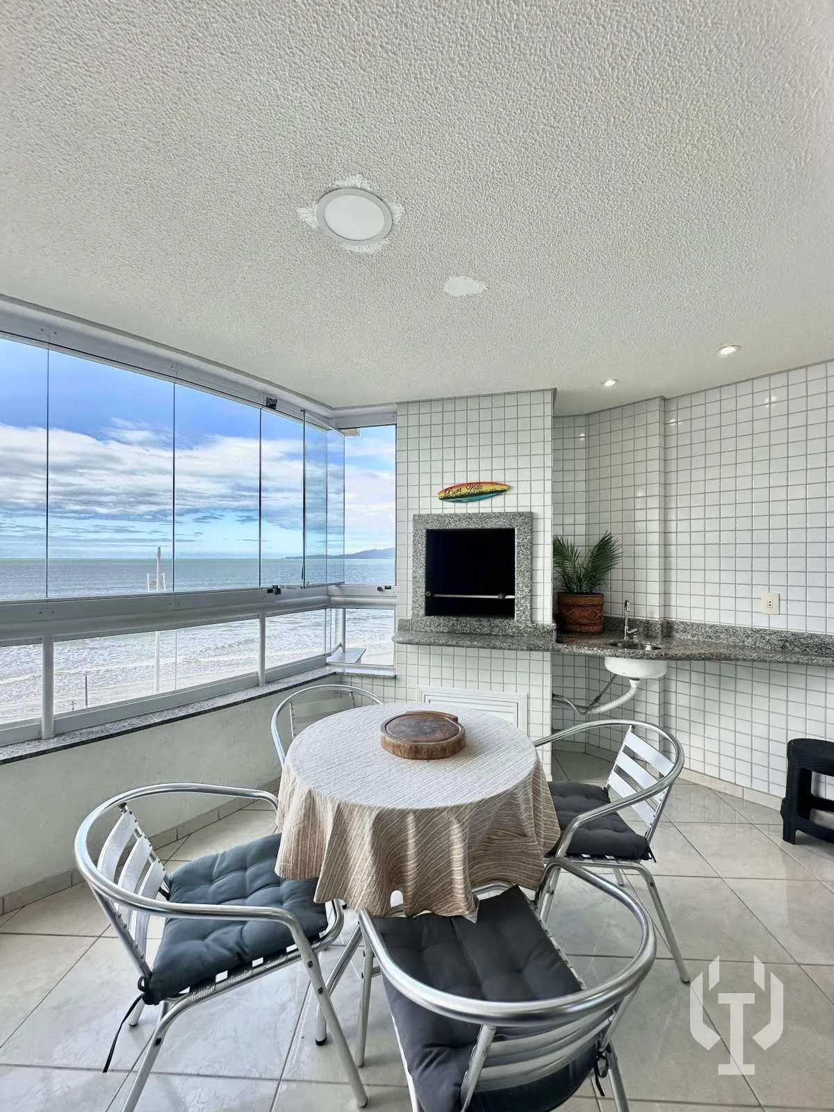 Imagem APARTAMENTO FRENTE MAR COM 03 DORMITÓRIOS PRONTO PARA MORAR - PÉ NA AREIA