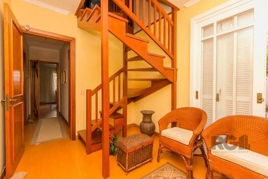 Imagem Casa de 380m² - 4 dormitórios, 2 suítes, 4 vagas no bairro Bom Jesus