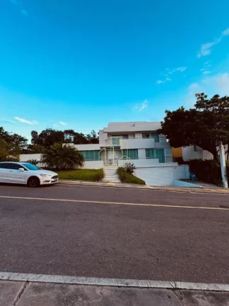 Foto do imóvel Casa Alto Padrão à Venda em Alphaville Salvador I ? 4 Suítes | Espaço Gourmet | Piscina | 2 Lotes