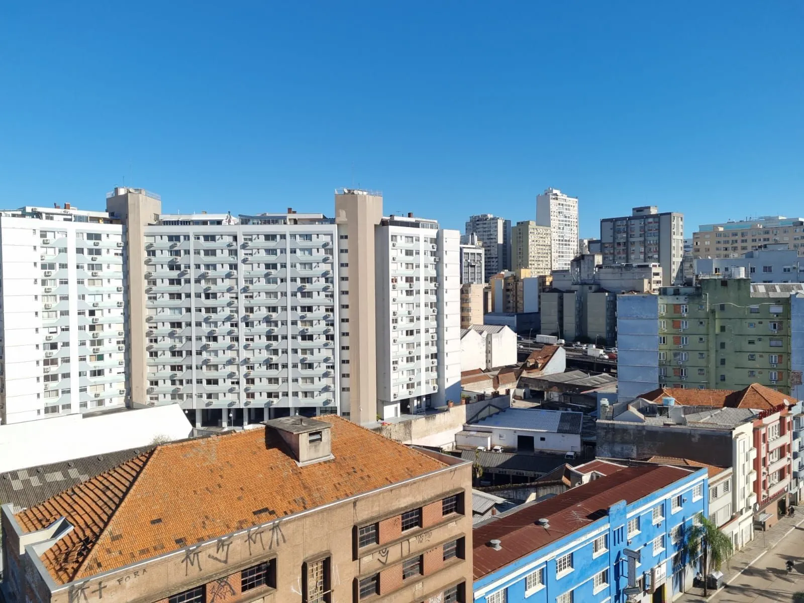 Imagem Conjunto Comercial em Floresta