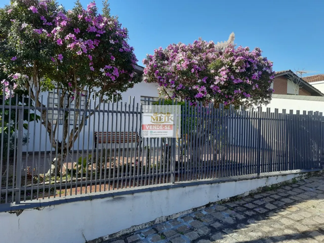 Imagem Imperdível: Casa à venda em Curitiba-PR, Boa Vista, 3 quartos, 1 suíte, 1 sala, 2 banheiros, 4 vagas de garagem.