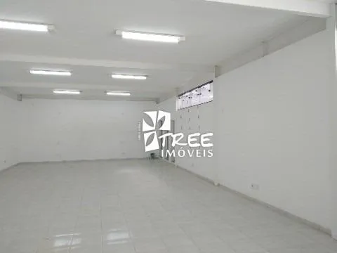 Imagem LOCAÇÃO DE SALÃO COMERCIAL EM ARUJÁ, com 250m², amplo espaço c/ pavimento superior e inferior, 2 copas e entrada c/ acessibilidade. CONSULTE-NOS..