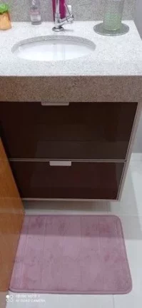 Imagem CASA SOBREPOSTA TÉRREA NA PONTA DA PRAIA COM PORTEIRA FECHADA