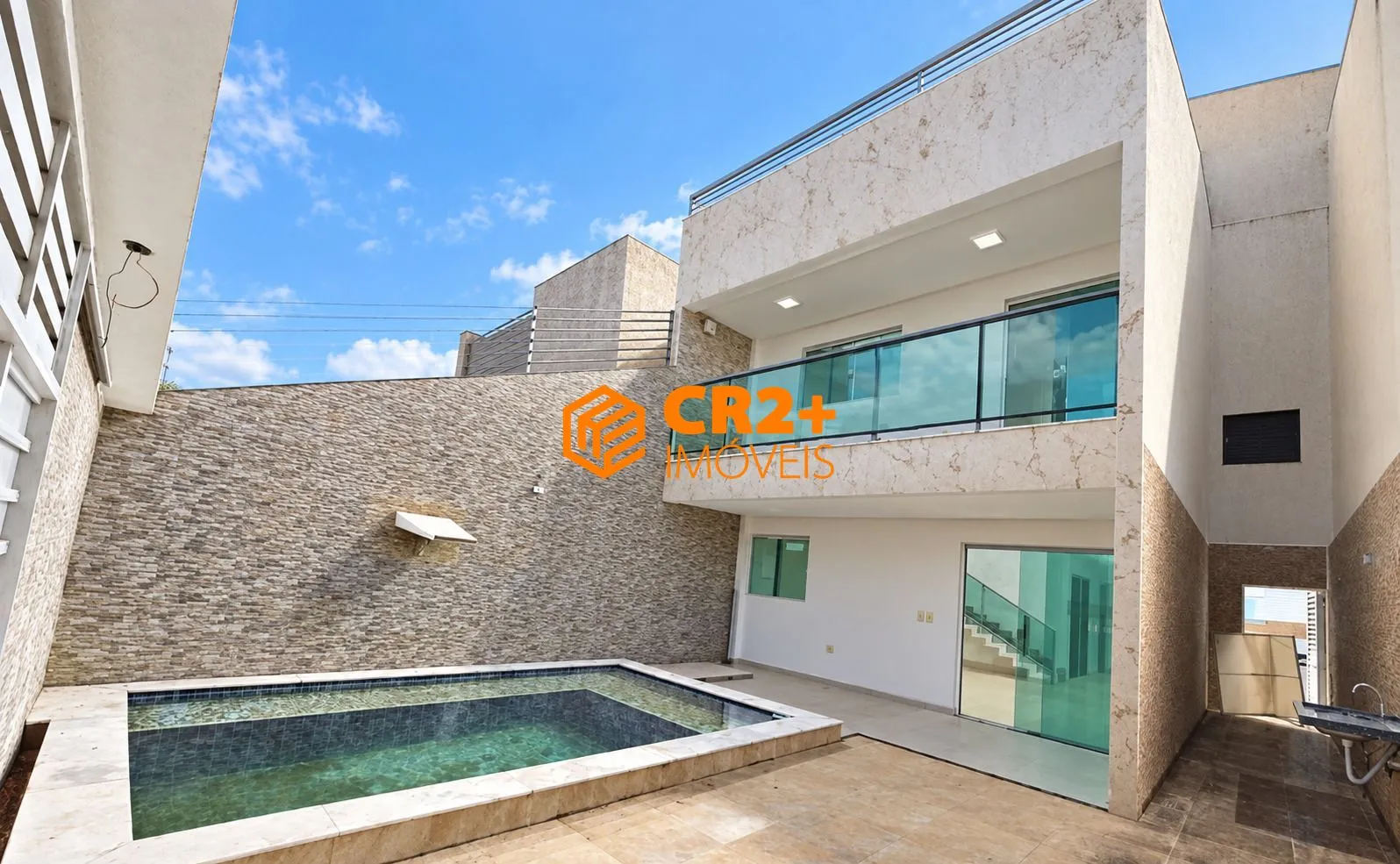 Imagem SOBRADO TRIPLEX À VENDA EM TAMANDARÉ - 4 SUÍTES, PISCINA E 1 VAGA