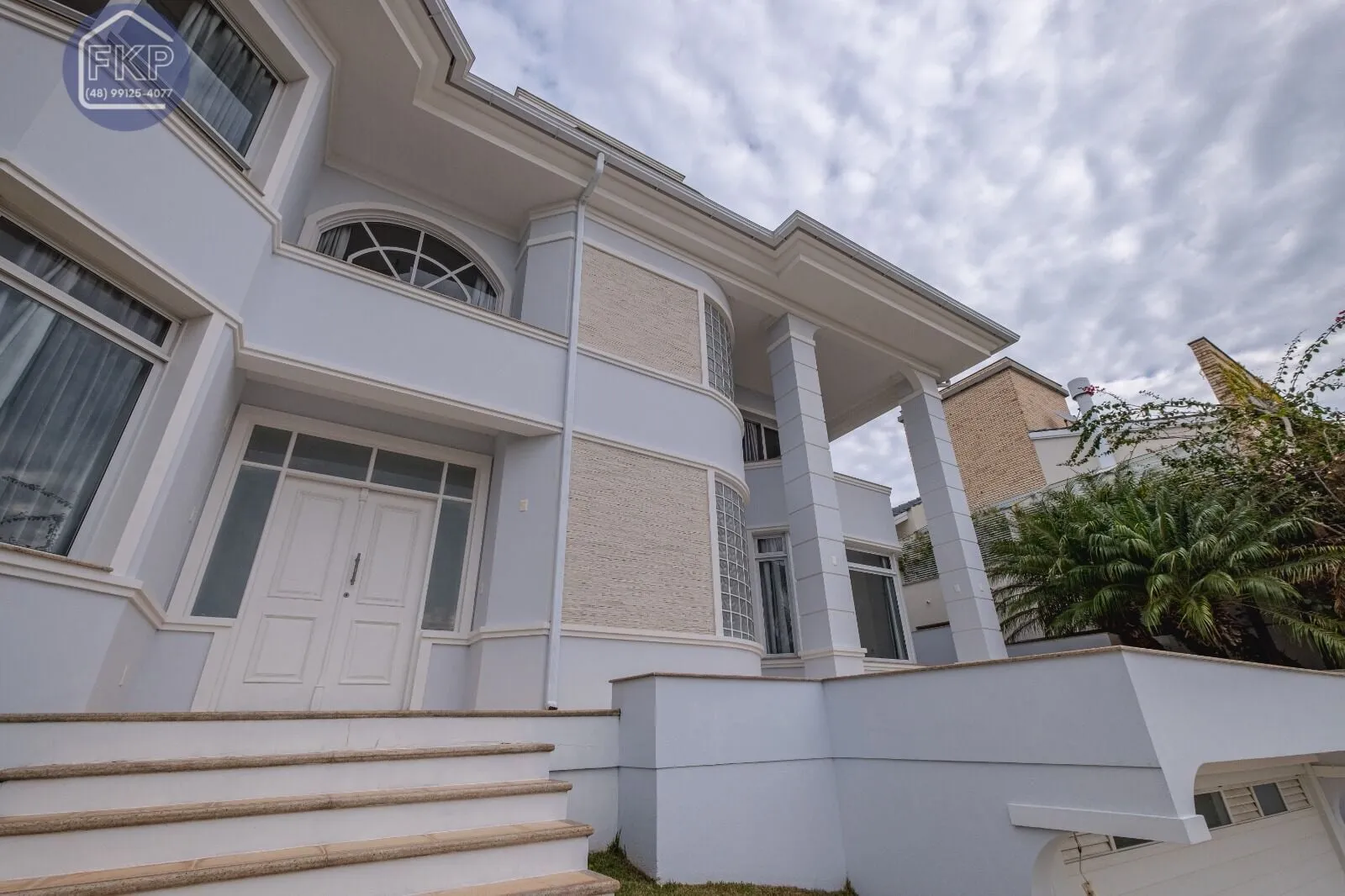 Imagem Casa com 5 dormitórios e 4 vagas!