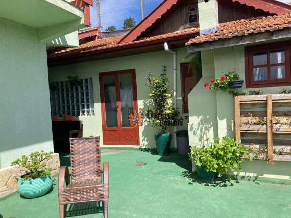 Imagem Sobrado com 4 dormitórios à venda, 259 m² por R$ 1.200.000,00 - Jardim Guararema - Campos do Jordão/SP