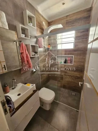 Imagem Casa à venda em Osasco-SP, bairro Santa Maria: 2 quartos, 1 banheiro, 2 vagas de garagem, 125m² de área. ¡Agende sua visita!
