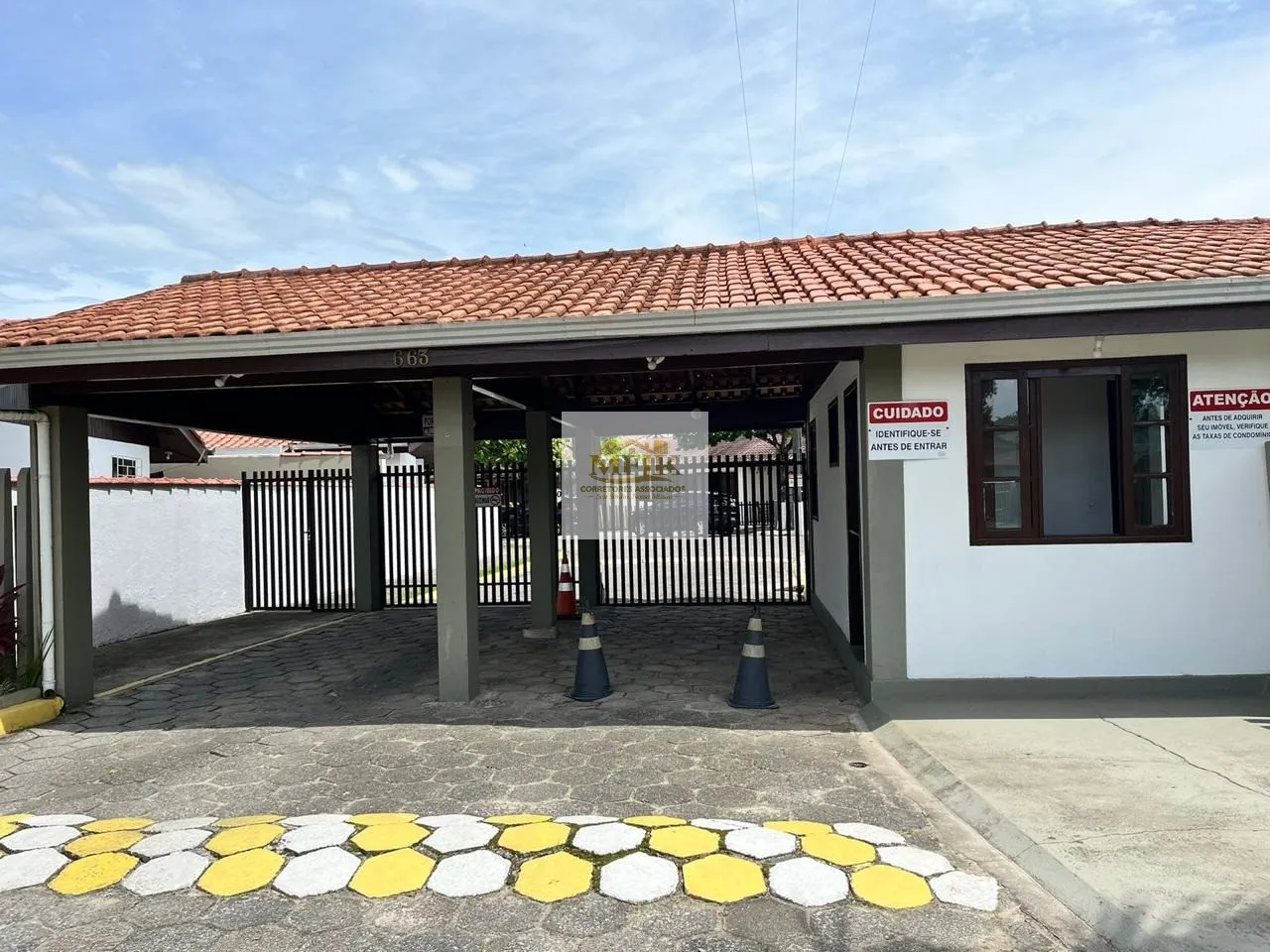 CASA A VENDA EM CONDOMÍNIO FECHADO NO BALNEÁRIO CANOAS