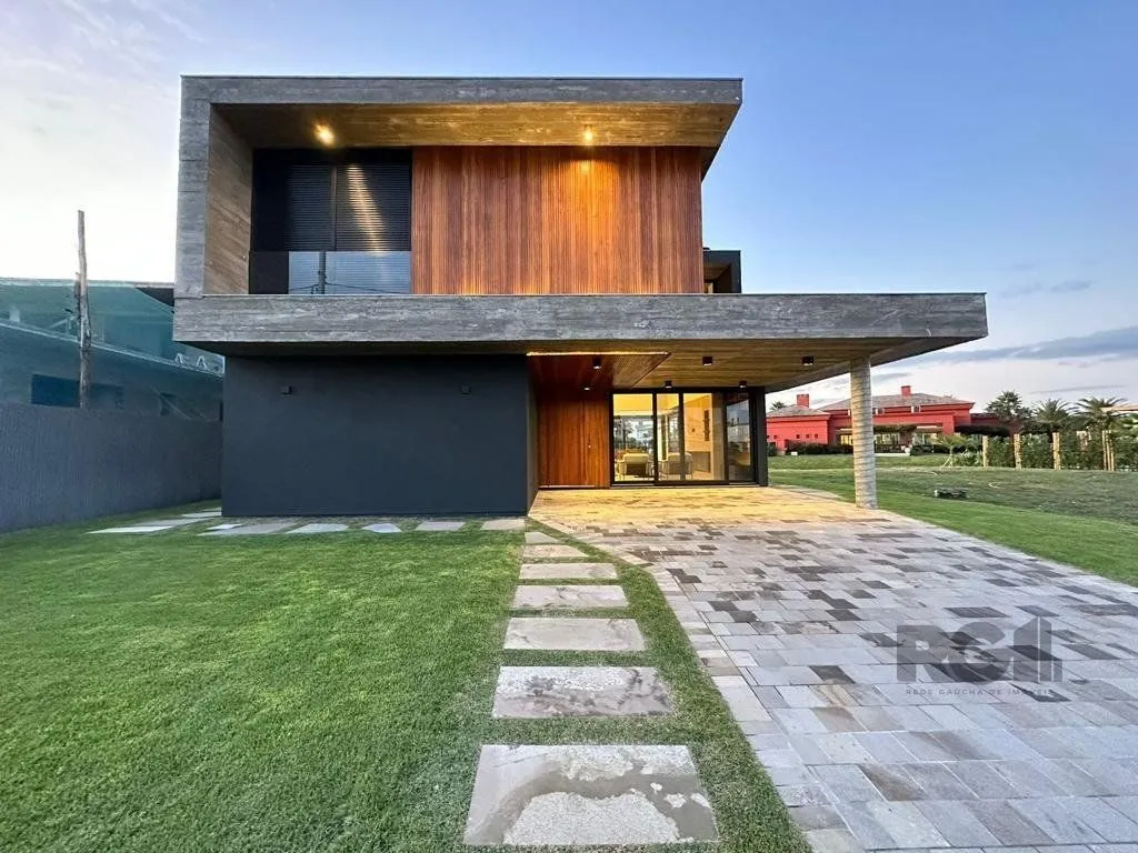 Casa de Condomínio em Atlântida Sul