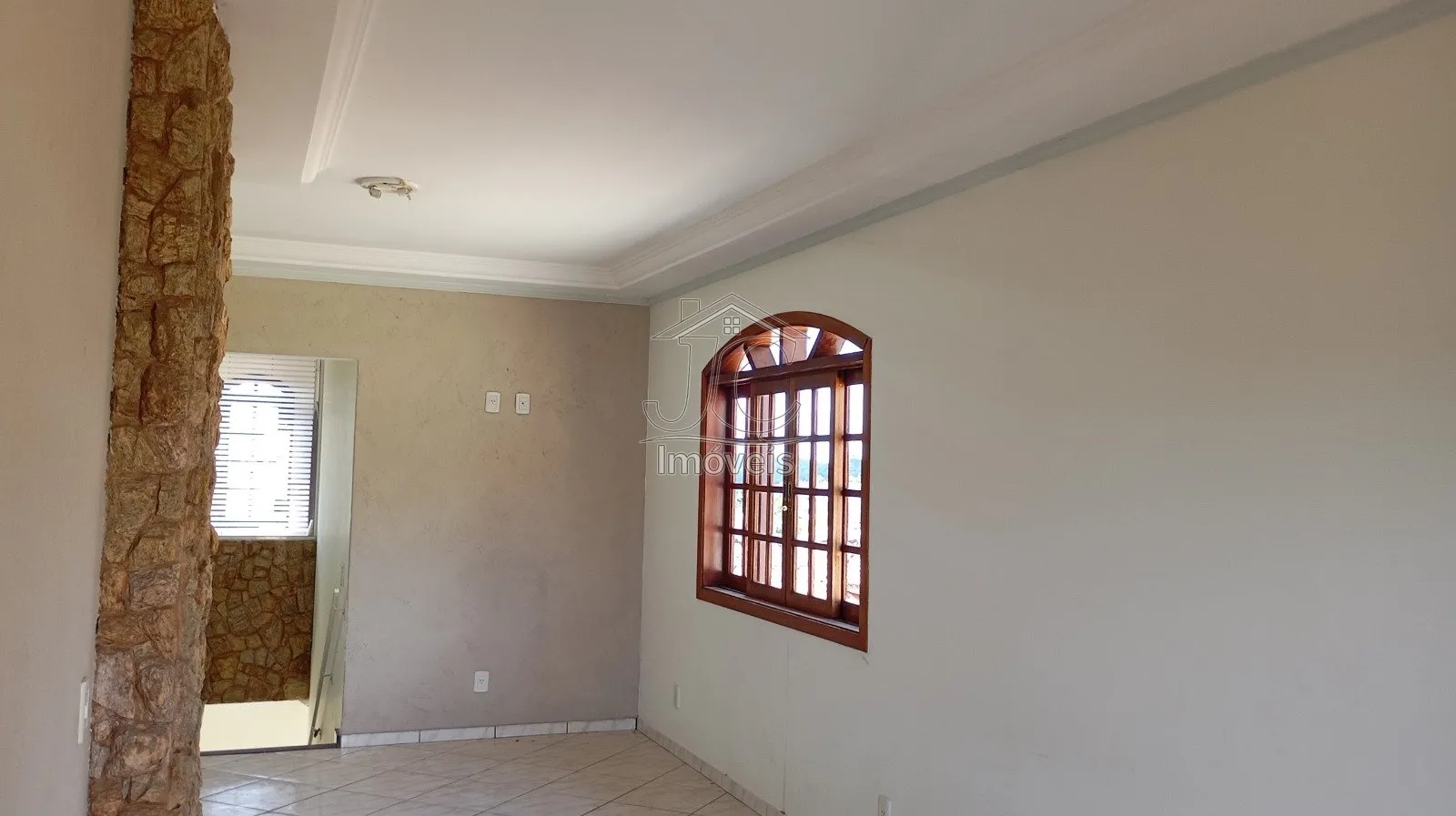 Imagem Casa com 3 quartos com barracão comercial no piso inferior à venda em Valinhos.