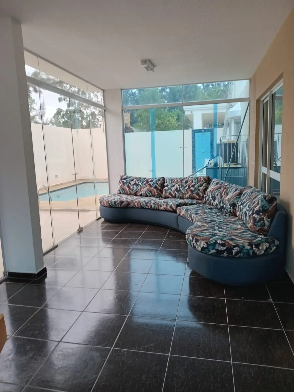 Imagem Casa de alto padrão em condomínio no Tamboré, Santana de Parnaíba-SP: 4 quartos, 4 suítes, 2 salas, 4 banheiros, 4 vagas.