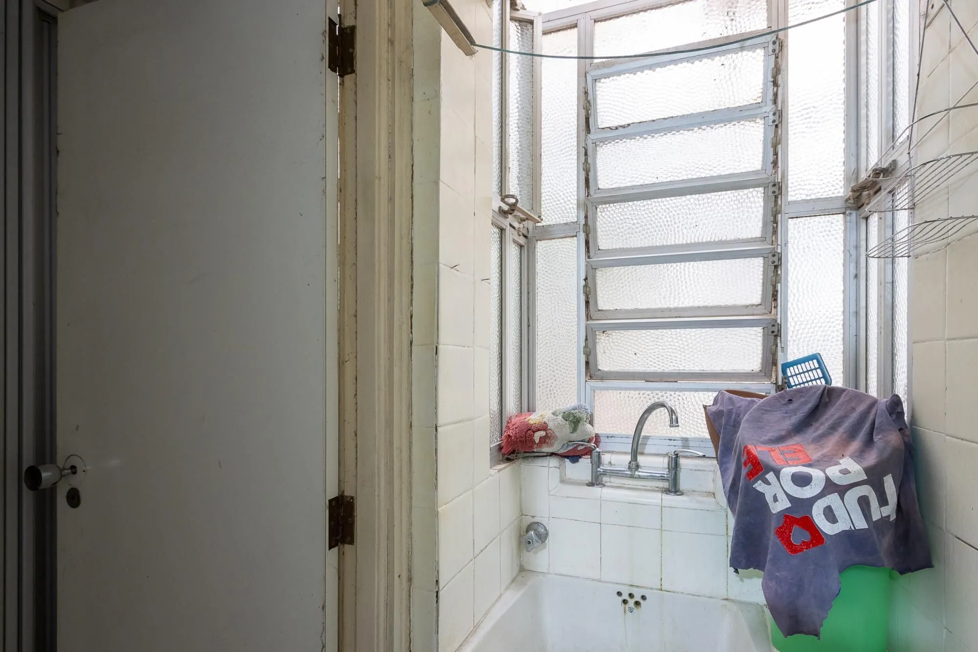 Imagem Apartamento frente à fundos, 3 dormitórios, 1 vaga escriturada - Centro Histórico