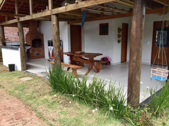 Imagem Sitio com ampla casa térrea com varanda ampla lateral.