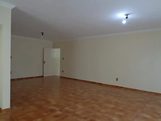 Imagem Casa para Locação 3 Quartos, 1 Suite, 3 Vagas, 600M², Centro, Pindamonhangaba - SP