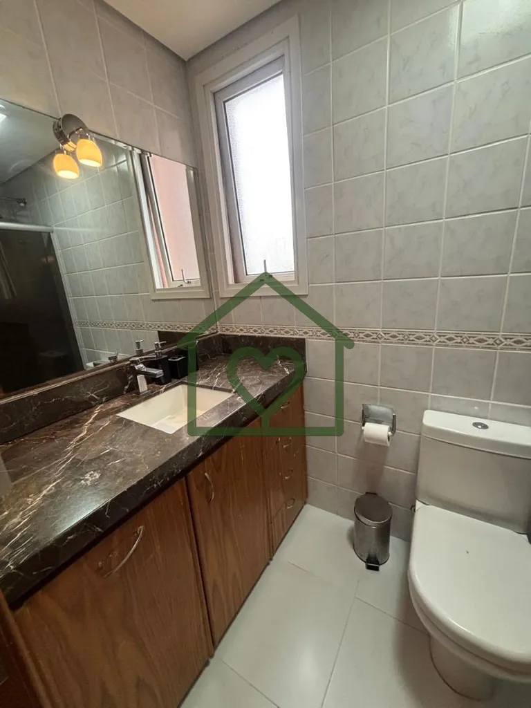 Imagem Vendo Apartamento reformado e semi mobiliado com três dormitórios, sendo um suíte, 800 metros do ...
