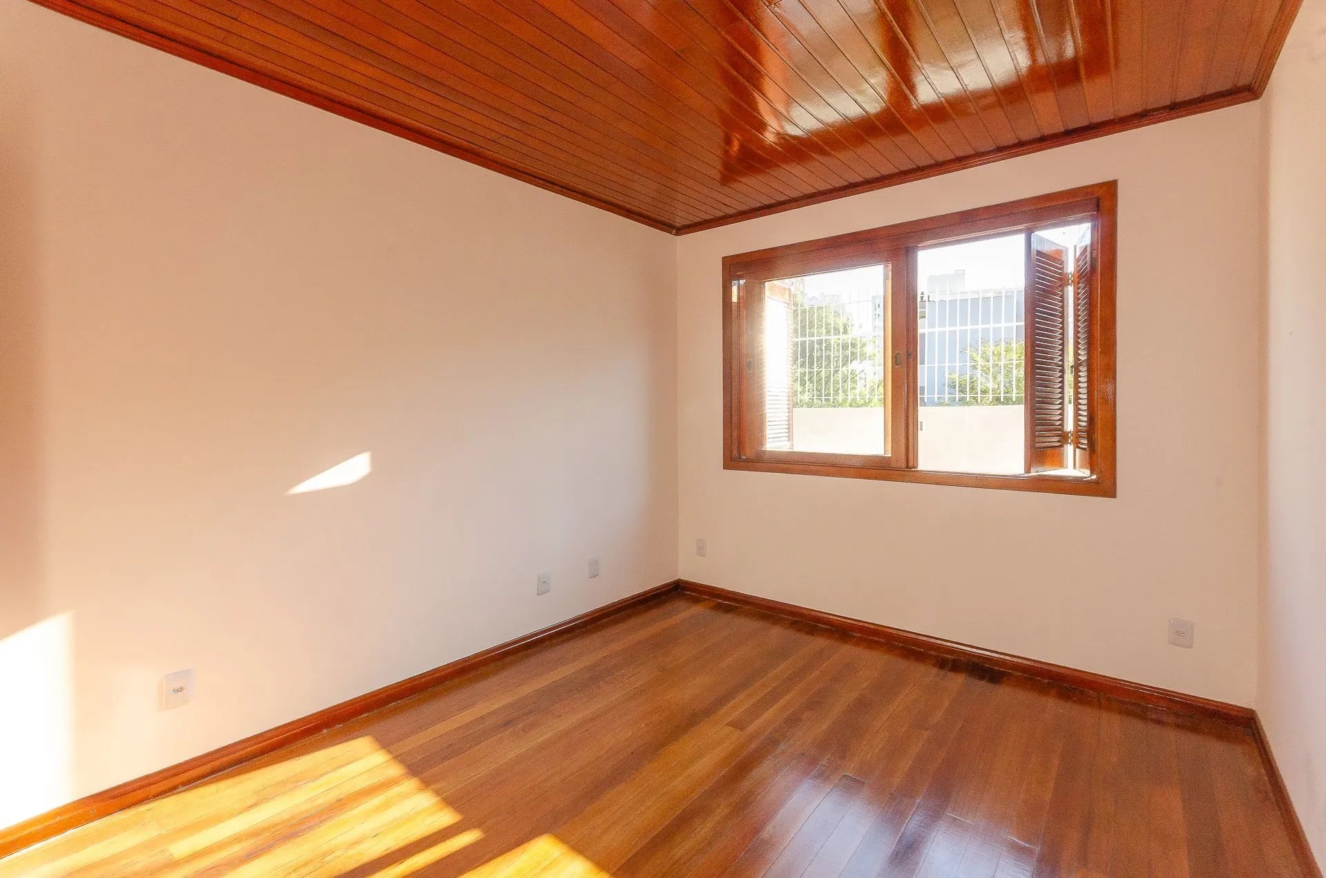 Imagem Casa Residencial de 4 Quartos à Venda em Porto Alegre, RS