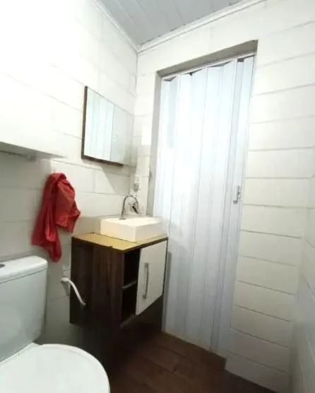 Imagem Casa no bairro Jardim do Salso com 2 dormitórios e 4 vagas