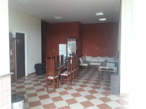 Imagem VENDA DE CASA NO CONDOMÍNIO ARUJÁ COUNTRY CLUB, 250m² c/ 2 quartos, suíte c/ sacada, salão com churrasqueira e forno de pizza e 4 vagas. CONSULTE-NOS.