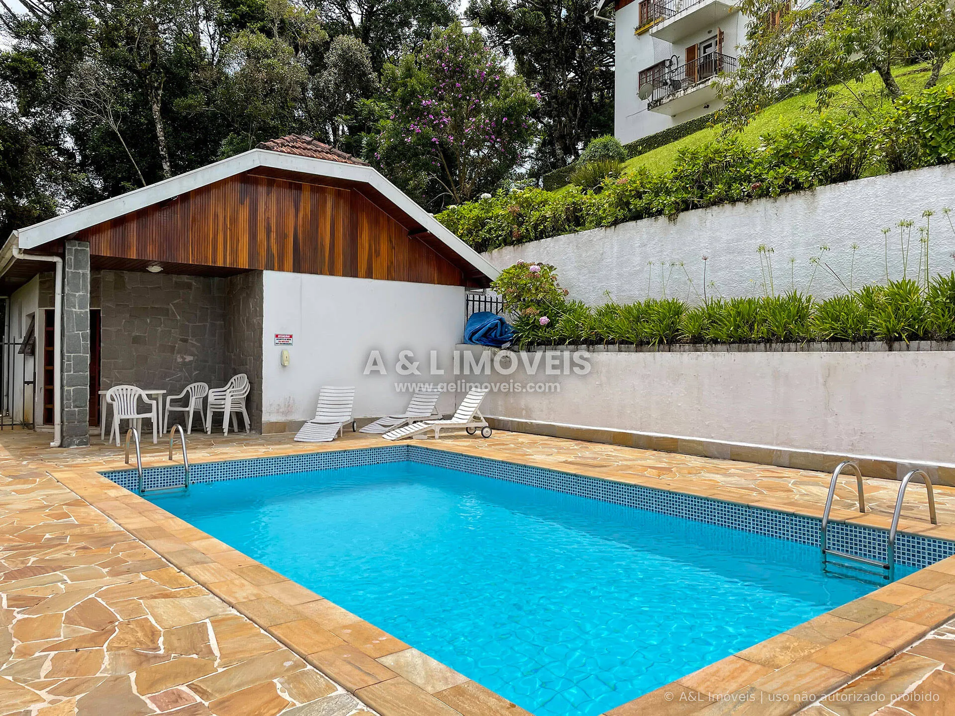 Imagem Apartamento Campos do Jordão | Térreo, Jardim, 3 Dorms. e Lareira