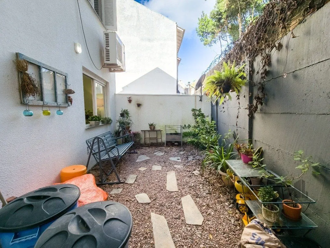 Imagem Living em dois ambientes com cozinha americana, lavabo, pátio, lavanderia. o3 dormitórios sendo 01 suíte, banheiro social e sótão. Duas vagas de garagem.