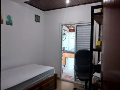 Imagem VENDA DE SOBRADO NO JARDIM VIA DUTRA, EM ARUJÁ/SP, 58m² com 3 quartos, suíte, cozinha com armários, varanda com churrasqueira e 02 vagas. CONSULTE-NOS