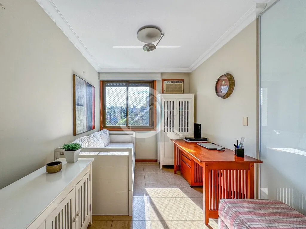 Imagem MUITO SOL E LINDA VISTA! Este amplo apartamento destaca-se por um espaçoso living que abraça três...