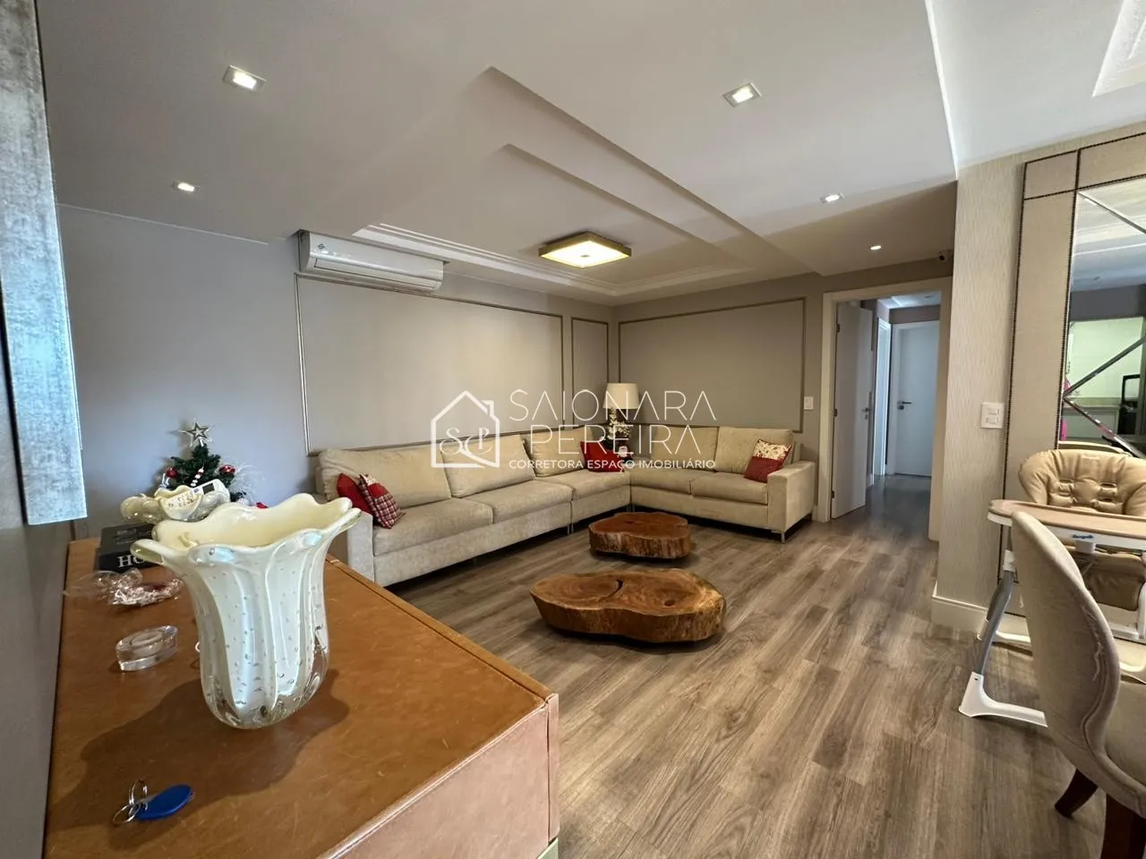 Imagem "Venha conhecer nosso espaçoso apartamento de 140m², 3 quartos e sacada com churrasqueira! Condomíni