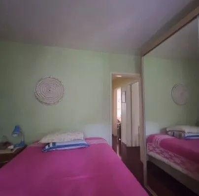 Imagem Apartamento de 2 dormitórios, semi mobiliado, ensolarado para venda no bairro Cidade Baixa em Porto Alegre/RS.