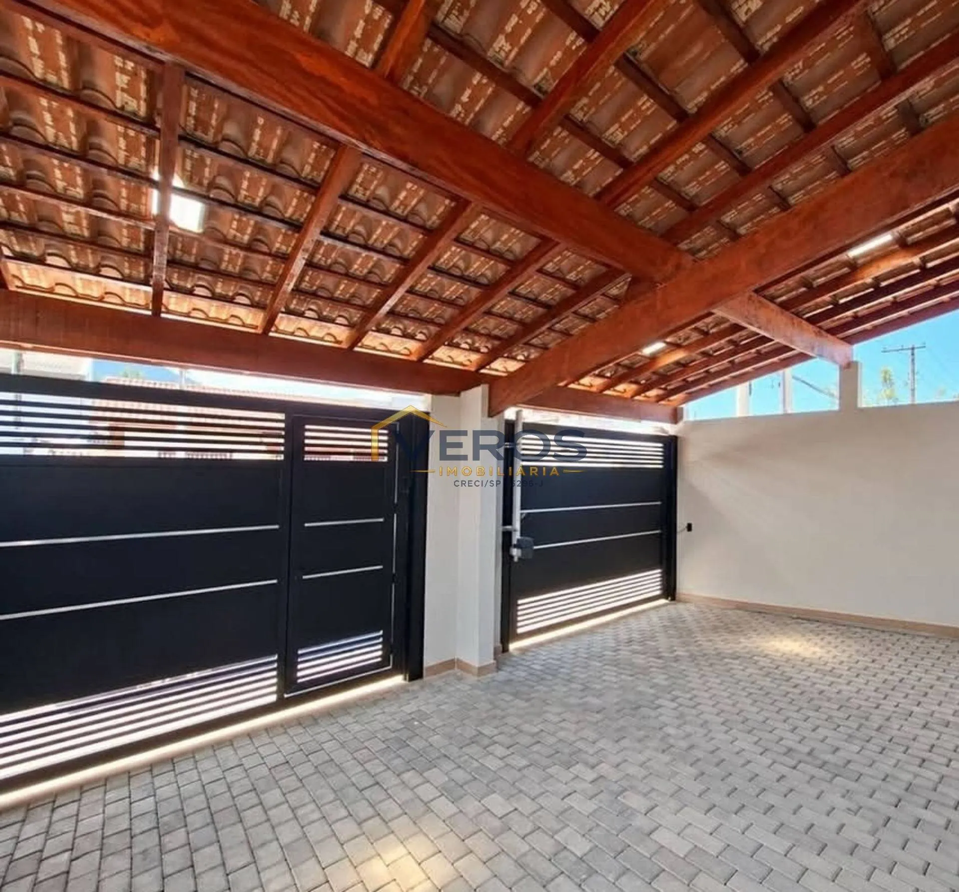 Imagem Casa com 2 dormitórios e 2 vagas à venda no Centro de Caraguatatuba