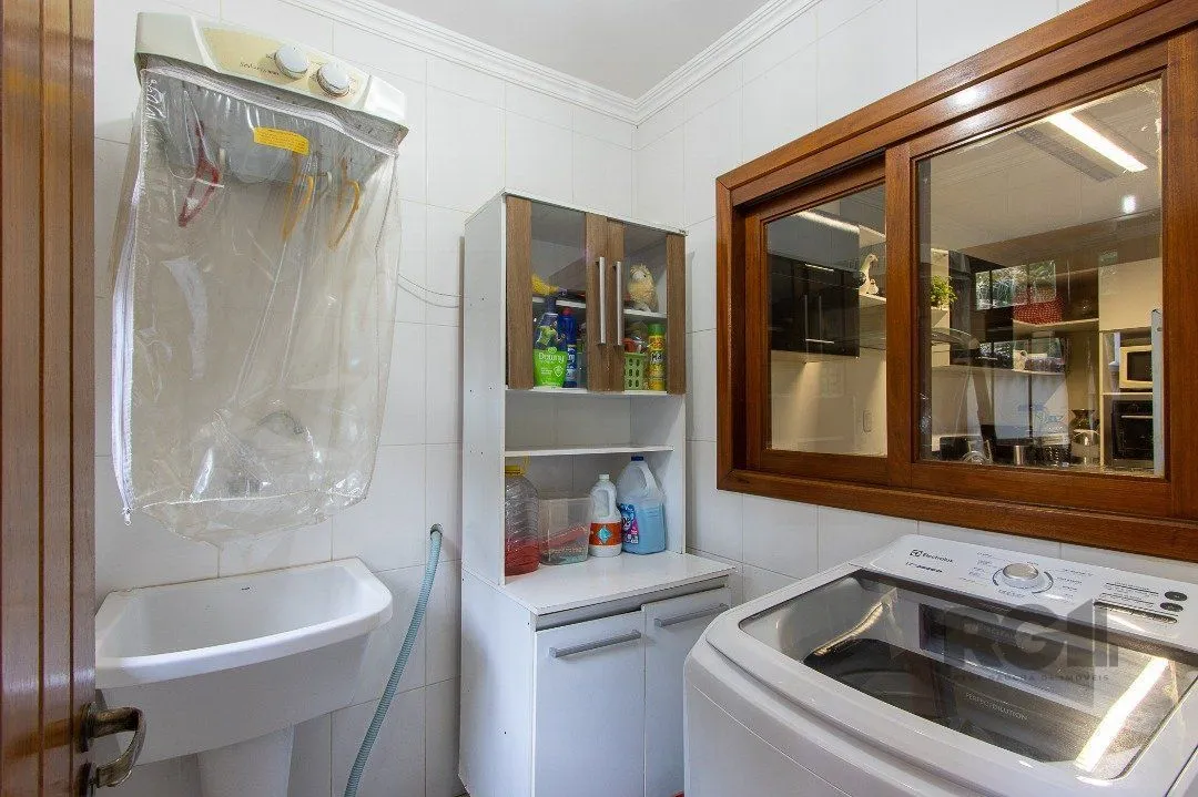 Imagem Casa para Venda - 300m², 5 dormitórios, sendo 1 suites, 4 vagas - Portal do Guarujá