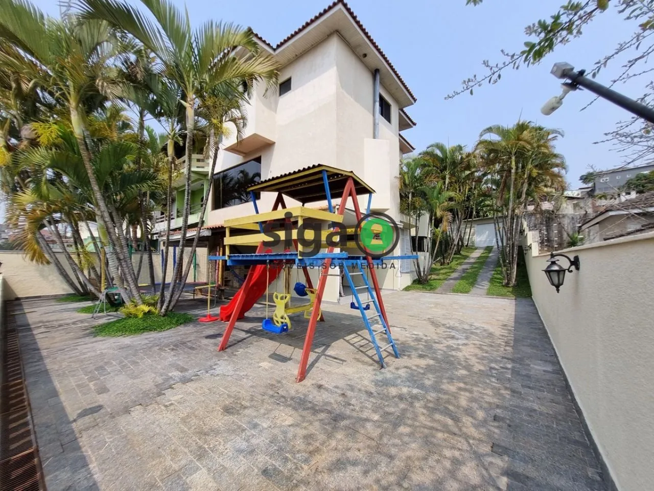 Imagem Casa a venda na Granja Viana com 4 dormitórios