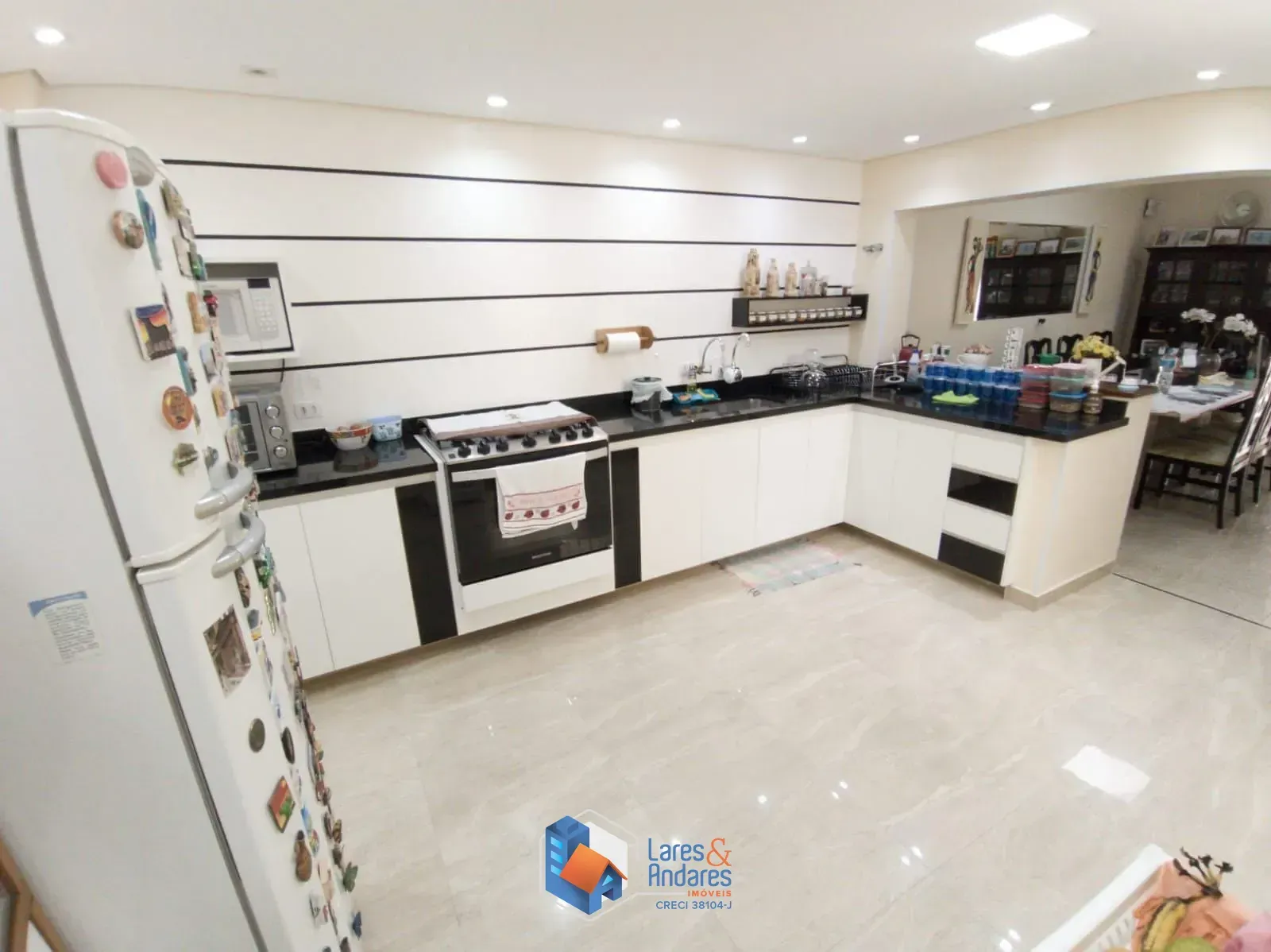 Imagem SOBRADO À VENDA, COM 300M² SENDO 3 PAVIMENTOS EM RUA EM SAÍDA COM AMPLA ÁREA GOURMET 3 DORMS SENDO 2 SUÍTES - OPORTUNIDADE - LAUZANE PAULISTA