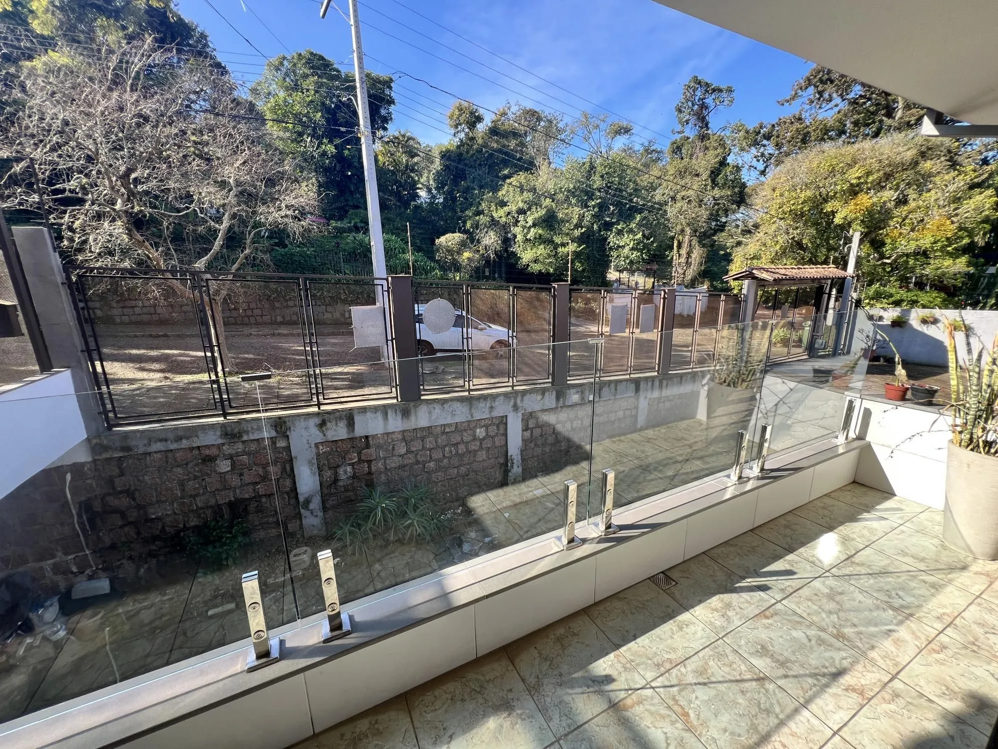 Imagem Belíssima casa no Bairro Tristeza com 645m²