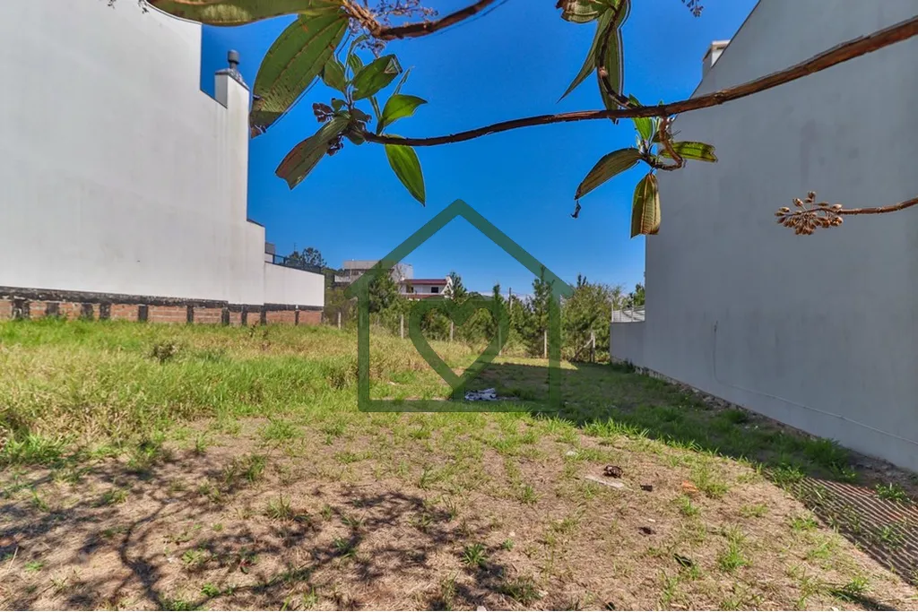 Imagem Terreno plano com 200 m2 (8 m de frente por 25 m de comprimento), localizado em rua calma e arboriza...