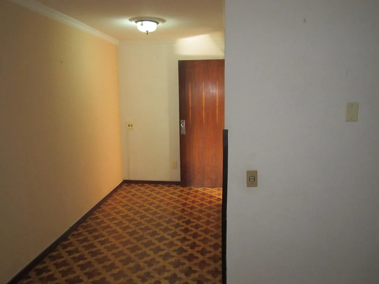 Imagem Casa comercial de luxo para locação na Vila Augusta, Sorocaba-SP: 6 quartos, 4 suítes, 2 salas, 5 banheiros, 2 vagas de garagem.
