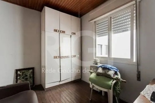 Imagem Casa composta por seis(6) dormitórios, no bairro Passo da Areia em Porto Alegre/RS.