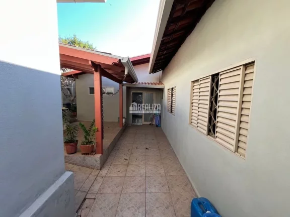 Imagem Casa à venda no bairro Lourdes - Uberaba: 3 dormitórios, suíte, quintal e mais!