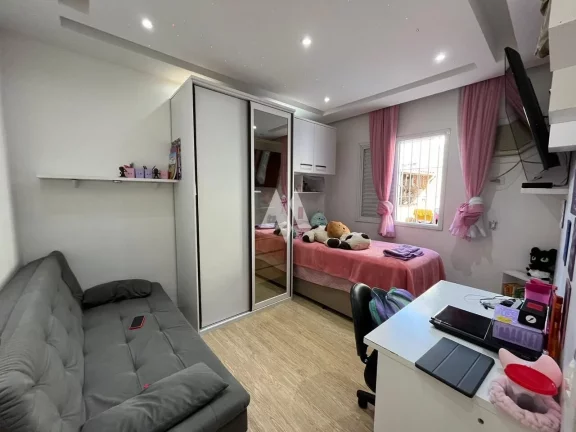 Imagem Casa sobreposta baixa vendida com porteira fechada, com piscina e churrasqueira