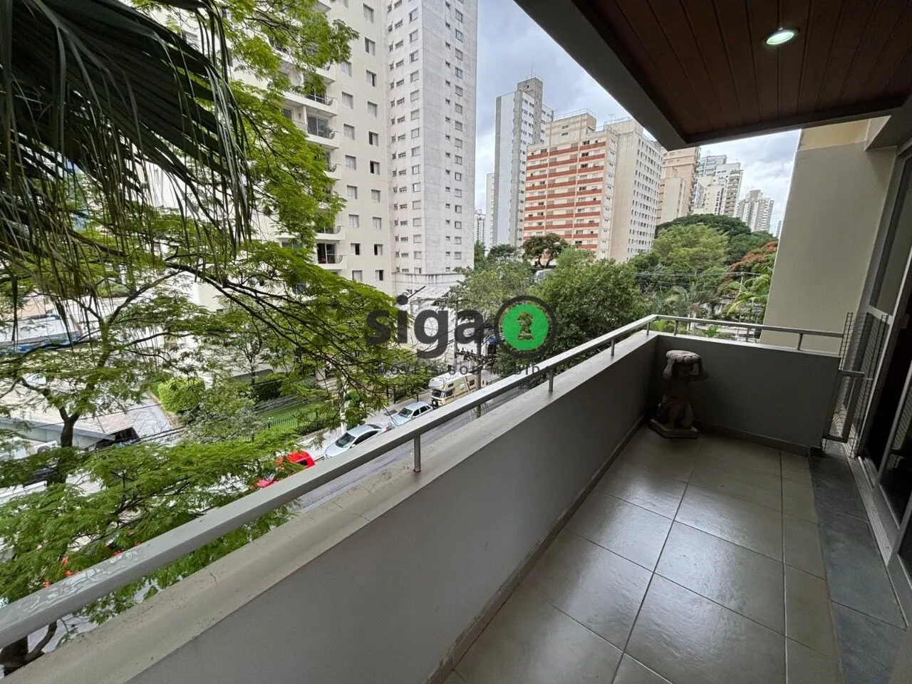 Imagem Sofisticação e Espaço em Moema: 230 m² com Vista Livre e Estilo Neoclássico