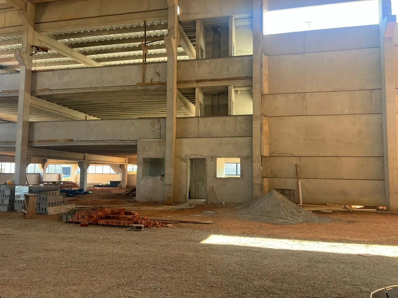 Imagem Galpão Comercial de Alto Padrão com Estrutura Completa para Indústria