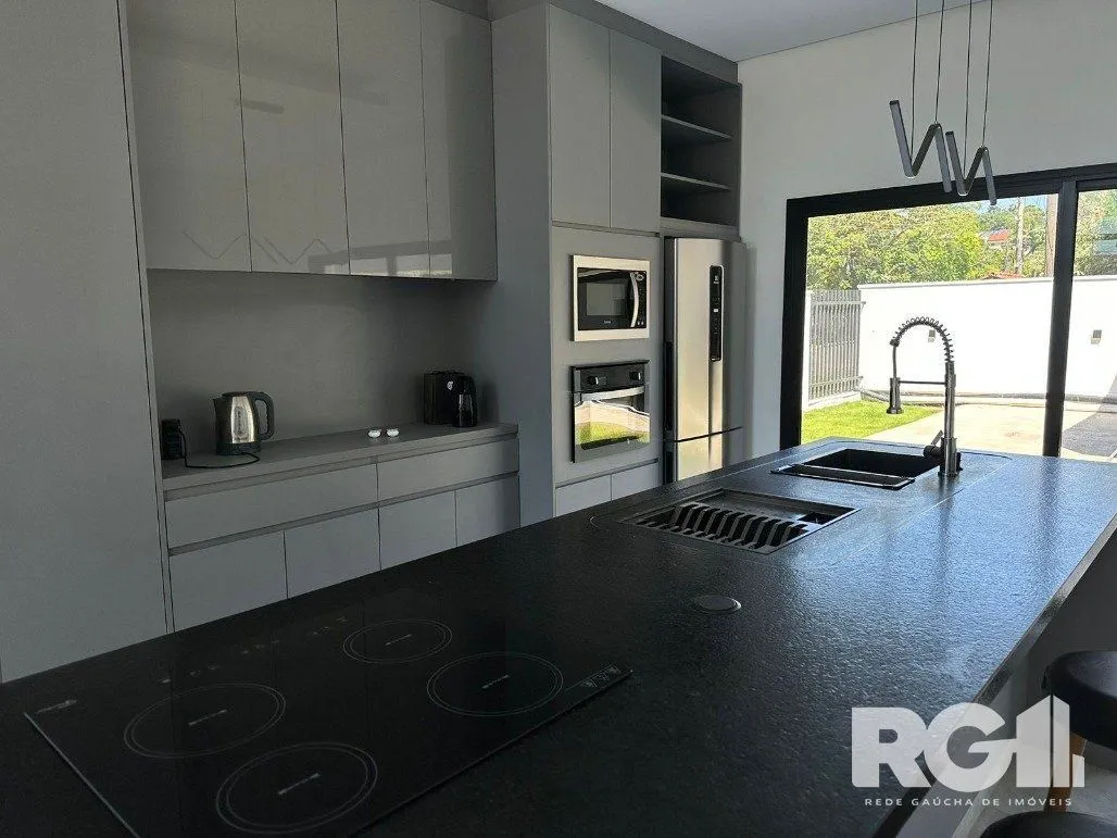 Imagem Casa de alto padrão a venda, totalmente mobiliada, com 2 dormitórios, 1 suite e 2 vagas no centro de Nova Santa Rita.