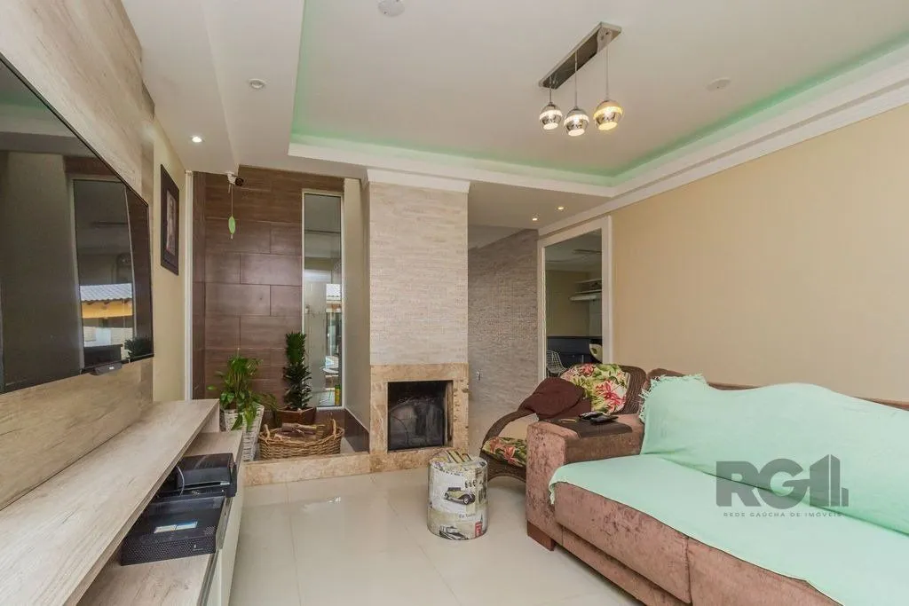 Imagem Casa de 3 dormitórios no bairro Guarujá