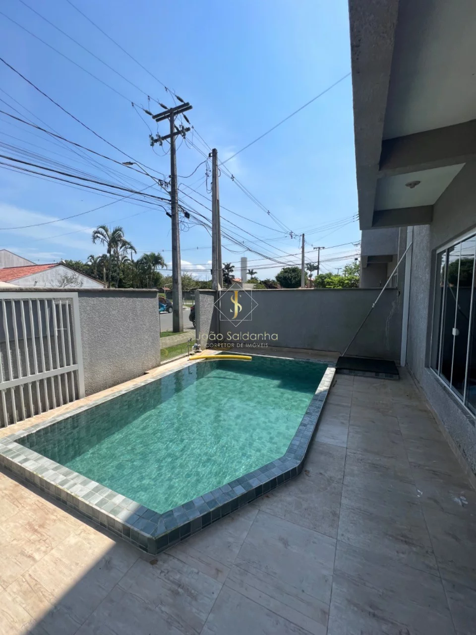 Imagem Sobrado com Piscina para locação diária para 12 pessoas.